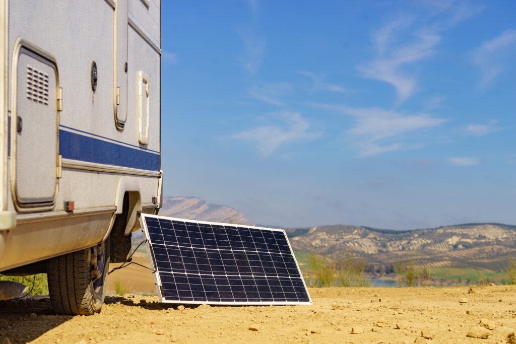 太陽光が使える防災グッズ！太陽光を使った停電対策の事例 | 建築現場