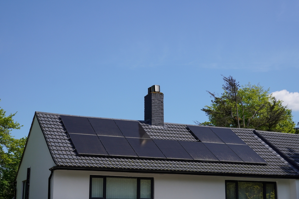 太陽電池にはどんな種類がある?基本構造と特徴を比較